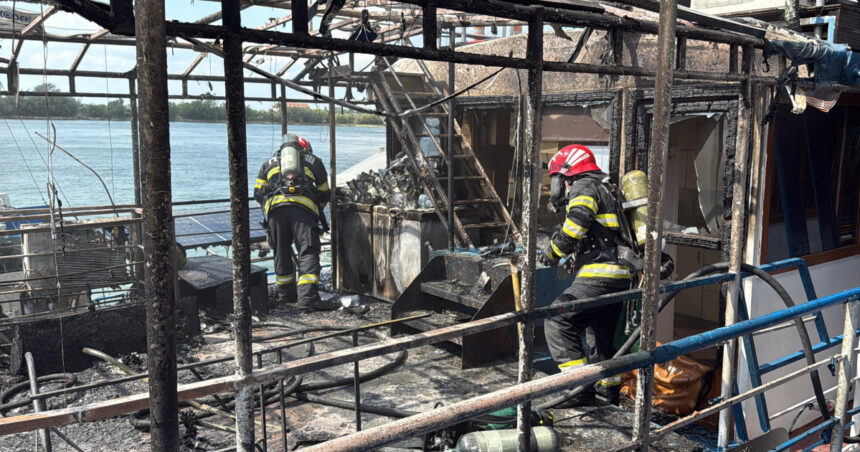 foto incendiu la un ponton dormitor amplasat pe faleza din tulcea flacarile s au extins la barcile din apropiere 688f70db555aa