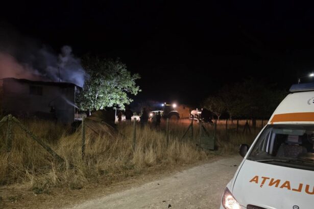 foto incendiu misterios la lipnita o casa a ars complet desi era fara curent electric proprietarii sunt plecati in germania reactia primarului 68b2e48b88c7b