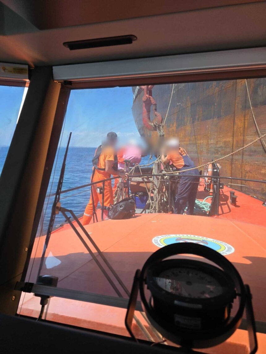 foto operatiune de salvare pe mare coordonata de arsvom si mrcc in rada portului constanta 688e1df176571