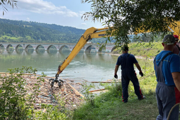 foto prefectura neamt au fost scosi din lacul izvorul muntelui 300 de metri cubi de deseuri dupa viituri curatenia e departe de final 6894be56628fe