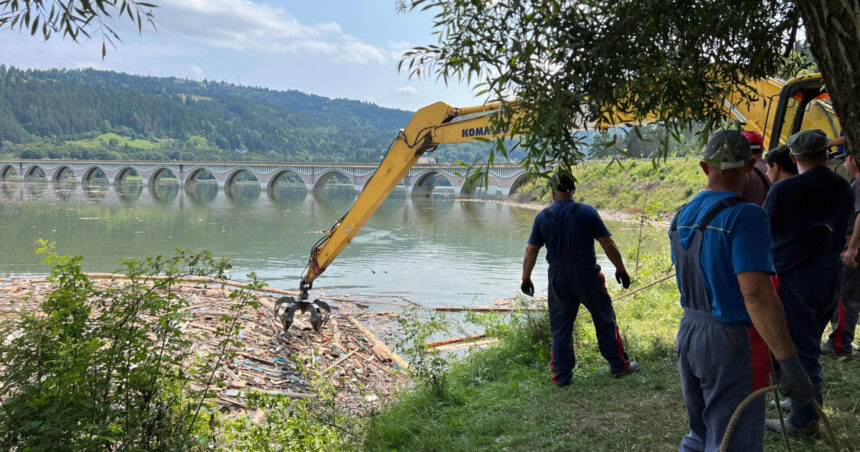 Prefectura Neamț: Au fost scoși din Lacul Izvorul Muntelui 300 de metri cubi de deșeuri, după viituri. Curățenia continuă. 1 foto prefectura neamt au fost scosi din lacul izvorul muntelui 300 de metri cubi de deseuri dupa viituri curatenia e departe de final 6894be56628fe