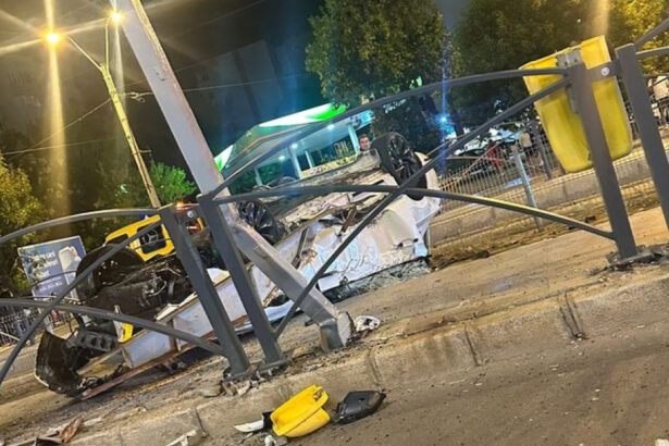 foto un tanar sofer a pierdut controlul masinii si s a rasturnat dupa ce a lovit un refugiu de tramvai in bucuresti 68ad56ab6db8b