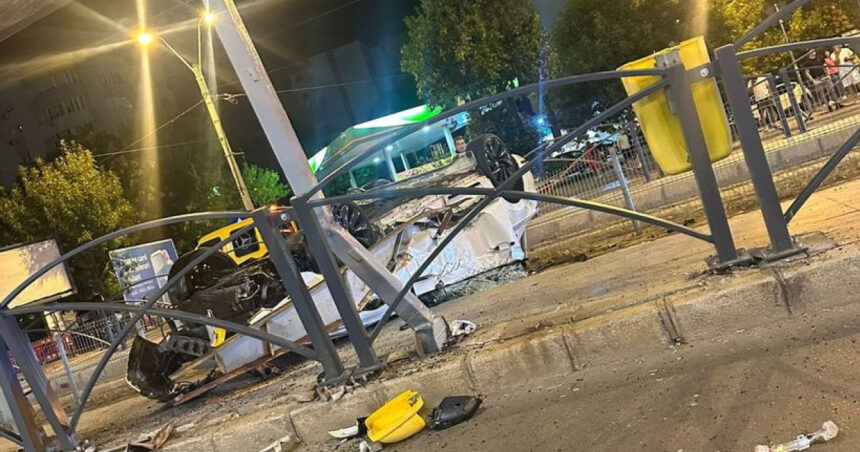 Un tânăr șofer a pierdut controlul mașinii și s-a răsturnat după ce a lovit un refugiu de tramvai în București. 1 foto un tanar sofer a pierdut controlul masinii si s a rasturnat dupa ce a lovit un refugiu de tramvai in bucuresti 68ad56ab6db8b