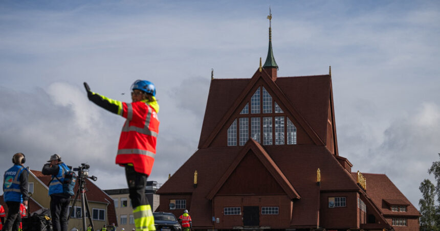 galerie foto o biserica de lemn istorica de 672 de tone este mutata in suedia pe o distanta de 5km 68a47e862125a