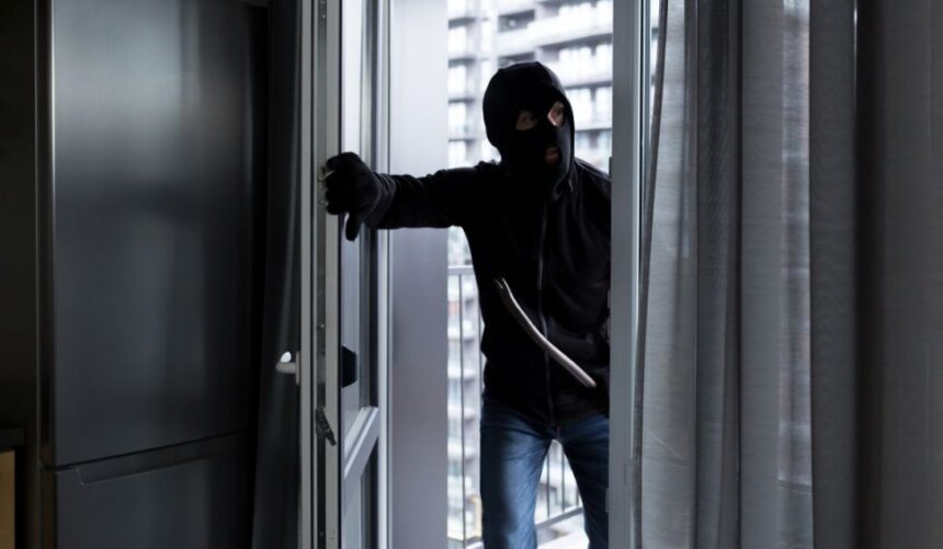 hot din cuza voda arestat dupa ce a furat din hoteluri din eforie nord a intrat peste un turist aflat pe balcon si intr o camera cu usa legata cu un siret 689a72b8d5a6a