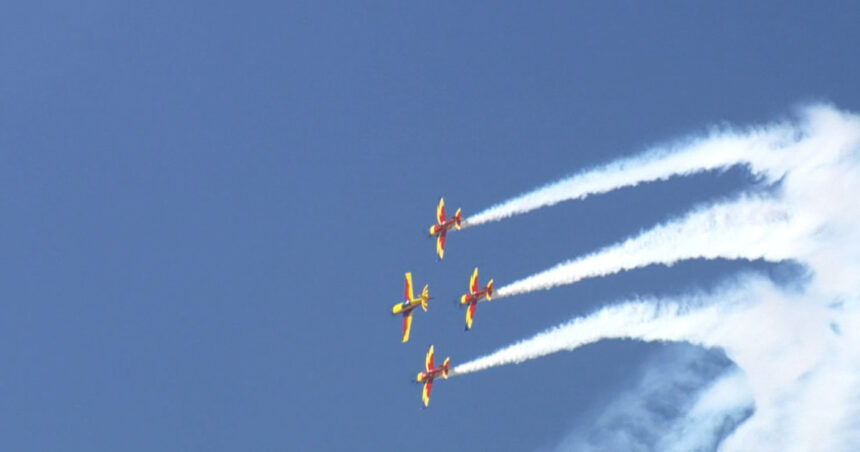 Spectaculoase momente deasupra Capitalei. Au început antrenamentele pentru cel mai mare show aviatic din România. 1 imagini spectaculoase deasupra capitalei au inceput antrenamentele pentru cel mai mare show aviatic din romania 68af22e9612d2