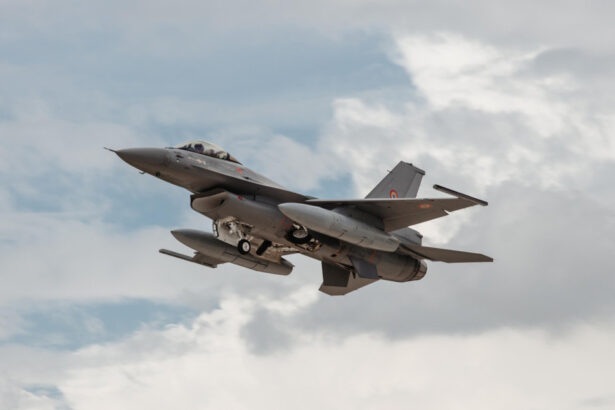 inca trei aeronave f 16 cumparate din norvegia au aterizat astazi in romania intra in dotarea bazei de la mihail kogalniceanu 68b088edc4b51