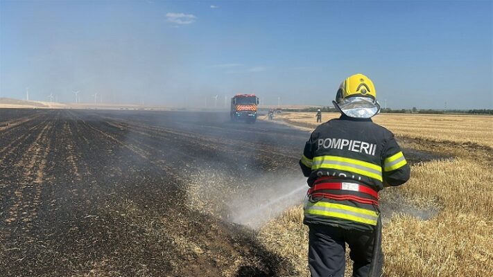 incendiu intre lanurile si ciocarlia o camioneta a luat foc iar flacarile s au extins la vegetatia uscata 68948d357ceac