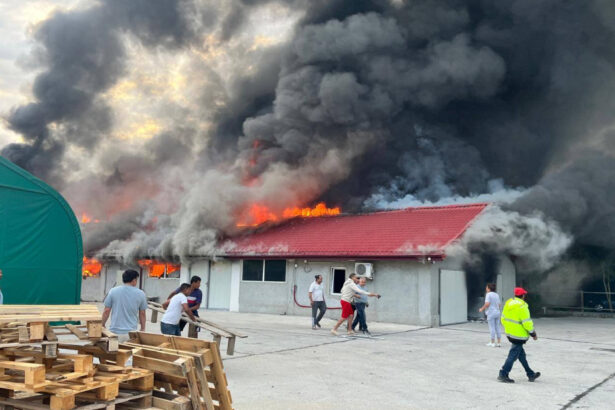 incendiu puternic langa capitala un depozit de mase plastice din buftea a fost cuprins de flacari 68ac0f6bd8139