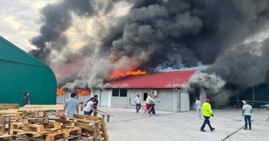 Incendiu puternic lângă Capitală: Depozit de mase plastice din Buftea cuprins de flăcări 1 incendiu puternic langa capitala un depozit de mase plastice din buftea a fost cuprins de flacari 68ac0f6bd8139