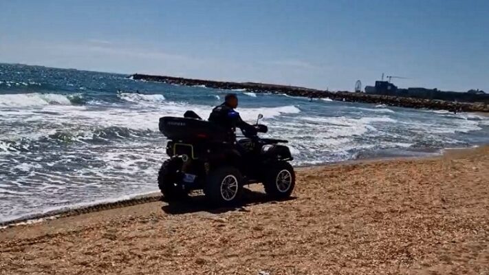 interventie a jandarmilor pe plaja din olimp in sprijinul salvamarilor 68a423dc88f3b