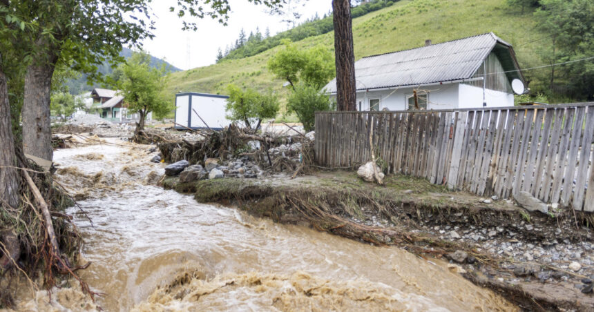 inundatiile din moldova sute de pompieri sunt in continuare la brosteni peste 1 000 de urgente doar in suceava de pe 27 iulie 6898e05204dc6