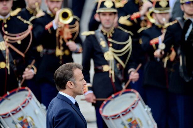 macron a fost acuzat ca a platit figuranti pentru a l aplauda la ceremoniile din 14 iulie reactie ironica de la palatul elysee 68adc9bb4bb1c