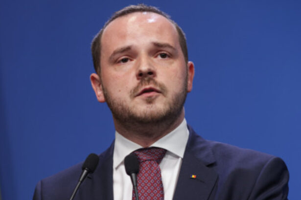 ministrul alexandru rogobete cere demisia sefului sectiei de arsi de la floreasca si il acuza de aroganta si indolenta 688d09c621684