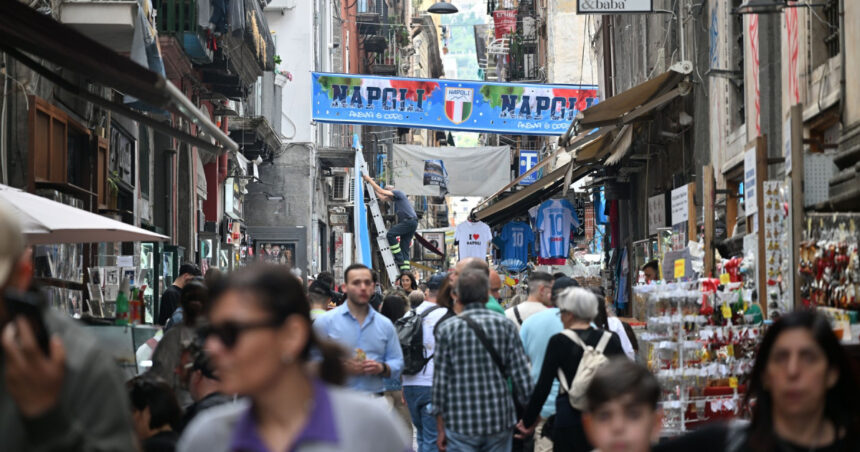 napoli este mort cum distruge turismul excesiv centrul istoric al oraselor din italia vechile cartiere sunt mall uri in aer liber 68b131b2d37f7