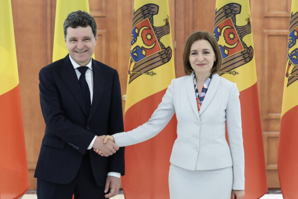 nicusor dan vizita in republica moldova de ziua limbii romane presedintele participa la evenimentul marea dictare nationala 68b3df86cb432
