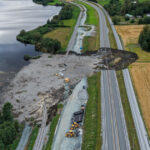 o alunecare de teren a distrus o portiune de autostrada si zeci de metri de cale ferata in norvegia un om a murit 68b348e2588c1