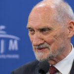 parlamentul polonez a votat pentru ridicarea imunitatii fostului ministru al apararii antoni macierewicz ce i se imputa acestuia 68935deb56326