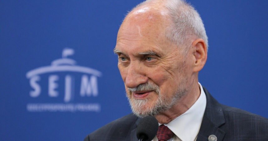 parlamentul polonez a votat pentru ridicarea imunitatii fostului ministru al apararii antoni macierewicz ce i se imputa acestuia 68935deb56326