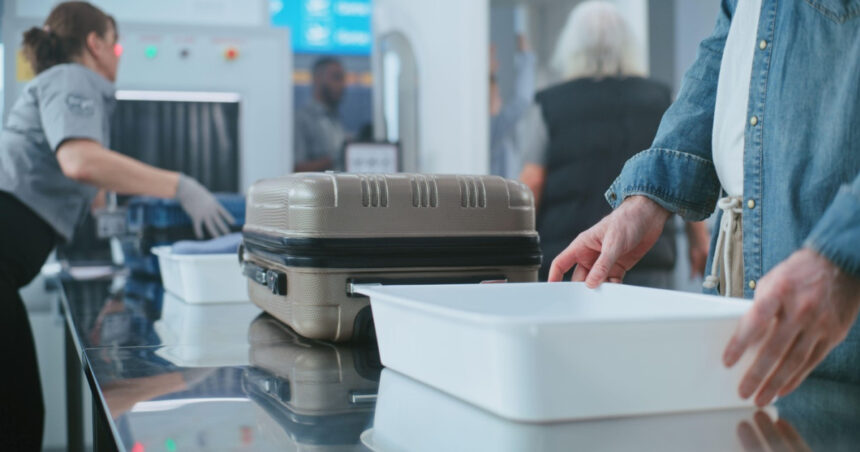 pasagerii de pe aeroportul otopeni vor putea calatori cu recipiente de lichide mai mari in bagajele de mana termenul anuntat de cnab 68a9caad4bc81