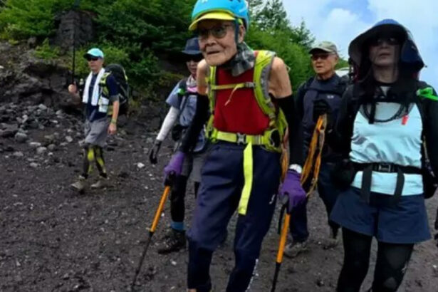 record la 102 ani un japonez a devenit cel mai in varsta om care a ajuns pe varful muntelui fuji 68ad9d0527763
