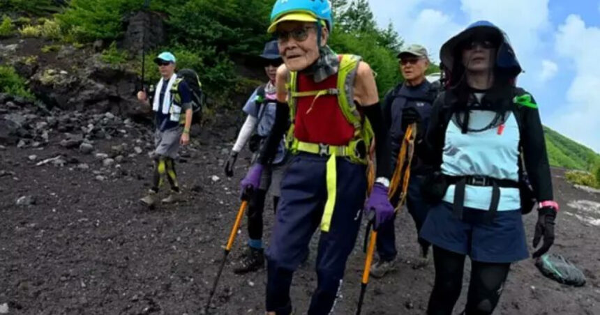 record la 102 ani un japonez a devenit cel mai in varsta om care a ajuns pe varful muntelui fuji 68ad9d0527763