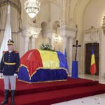 romanii isi iau ramas bun de la primul presedinte post decembrist ion iliescu inmormantat cu onoruri militare zi de doliu national 689442f3580cc