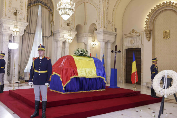 romanii isi iau ramas bun de la primul presedinte post decembrist ion iliescu inmormantat cu onoruri militare zi de doliu national 689442f3580cc