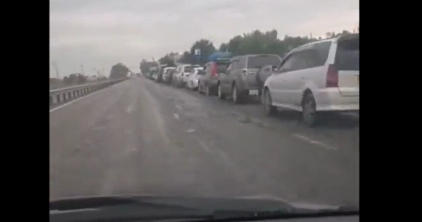 rusii stau la cozi kilometrice pentru a putea cumpara benzina cum s a ajuns in aceasta situatie 68a7219ce193f