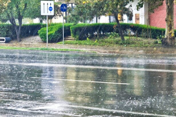 se strica vremea constanta sub cod galben de ploi vijelii si descarcari electrice 68a841bd1052c