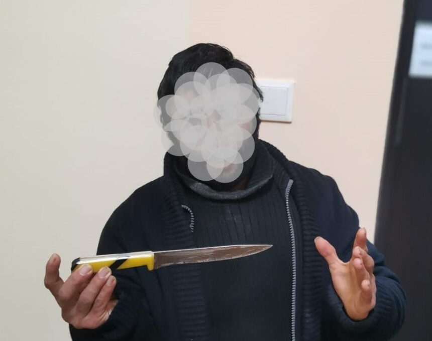 si a injunghiat iubita in gat intr un acces de furie apoi s a automutilat dar nu este de acord sa raspunda in fata legii 6895365bb7804