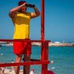steagul galben arborat pe plaja din eforie salvamarii au scos doi tineri din apa marii 68b4317dc18f0