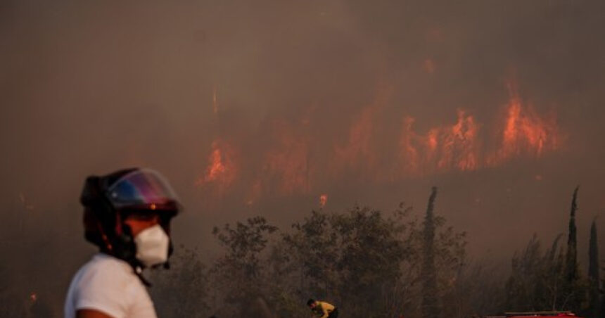 sute de persoane au fost evacuate in nord vestul turciei din cauza incendiilor de vegetatie si peste 700 de pompieri lupta cu flacarile 689a23bd4cc45