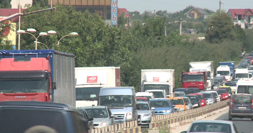 trafic aglomerat pe dn 39 catre si dinspre vama veche circulatia este ingreunata din cauza unui accident intre un autocar si 4 masini 688f1c73a5bba