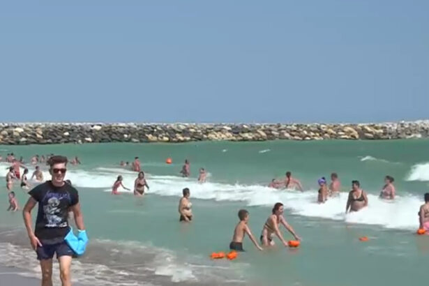 turist scos cu forta din apa si incatusat de jandarmi in statiunea venus pe litoral sunt valuri mari si e arborat steagul rosu 68a85d10237e2