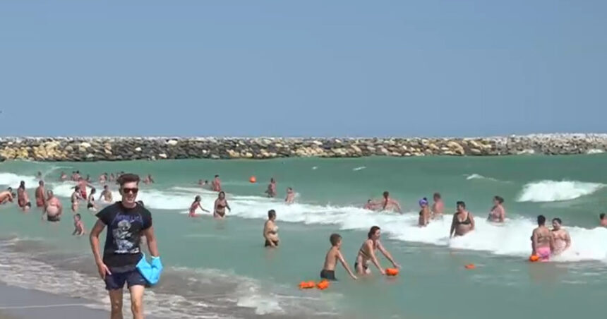 turist scos cu forta din apa si incatusat de jandarmi in statiunea venus pe litoral sunt valuri mari si e arborat steagul rosu 68a85d10237e2