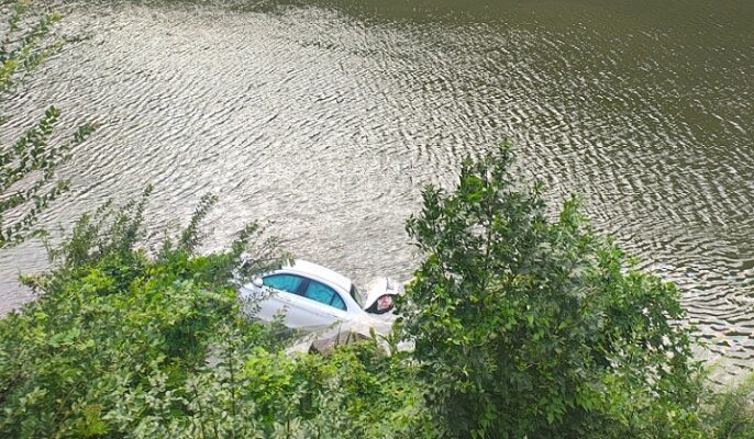 un autoturism a plonjat in raul olt conducatorul auto un cetatean turc s a autoevacuat 6891bc733e9cd