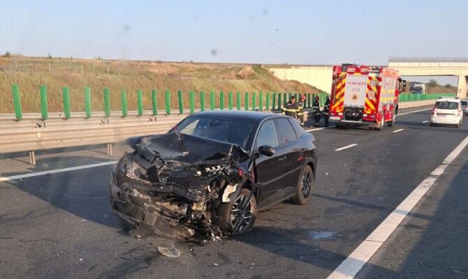 un autoturism s a izbit de parapete pe autostrada soarelui la iesire din cernavoda 68ac1a8bdc0ab