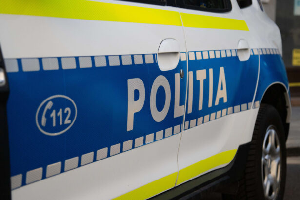 un barbat a intrat cu masina in curtea ipj dolj dupa ce a lovit bariera de acces apoi a avariat sase autospeciale 68ada0b8c61a6