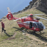 un barbat care a scapat cu viata dupa ce a cazut 100 de metri intr o prapastie in zona varfului moldoveanu recuperat cu elicopterul 689778da92bc0