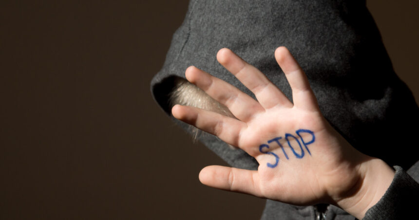 un barbat din dolj a fost retinut pentru ca si a batut fiul de 11 ani strigatele de ajutor ale copilului au fost auzite din apartament 68908716eb82a