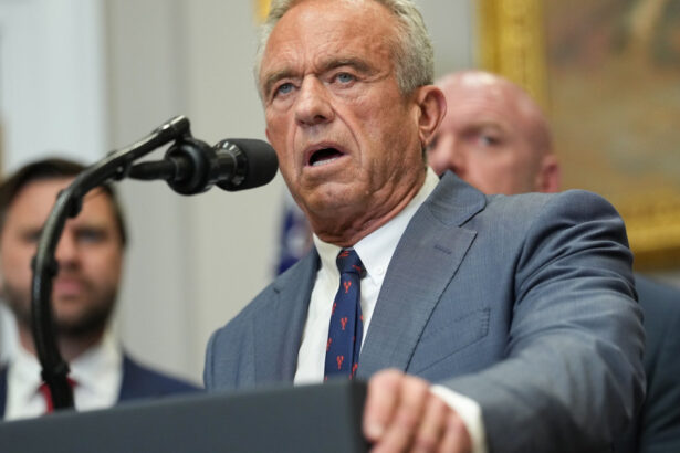 un grup de profesionisti din domeniul sanatatii solicita demiterea lui rfk jr distrage atentia publicului 689c7ce8a64e2
