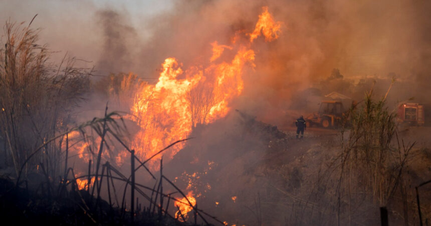 un incendiu de proportii arde necontrolat la sud est de atena 6896207798e6b