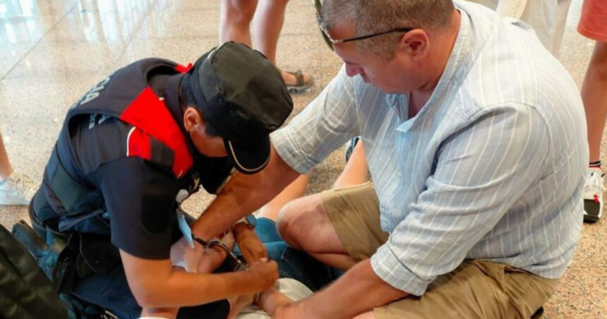 un jandarm roman aflat in concediu a ajutat la prinderea unor fugari in aeroportul el prat din barcelona 68938107aa7e3