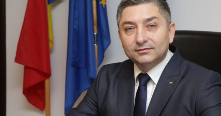 un politician roman a anuntat ca iese in strada impotriva lui insusi imi cer mie demisia dar nu mi o acord 68a709ddd907b