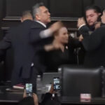 video bataie cu pumni in senatul mexicului in timpul imnului momentul in care liderul opozitiei se napusteste asupra presedintelui camerei 68b01ca6642d6