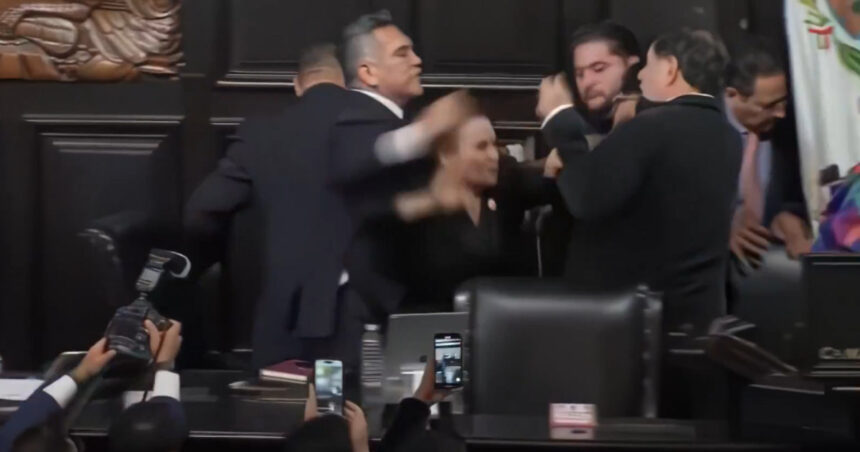 video bataie cu pumni in senatul mexicului in timpul imnului momentul in care liderul opozitiei se napusteste asupra presedintelui camerei 68b01ca6642d6