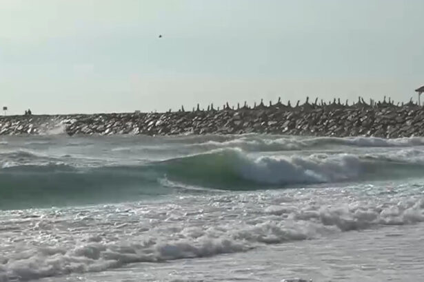 video cod galben de vant si valuri mari pe litoral turistii nu au voie sa intre in apa 68945e55934f1
