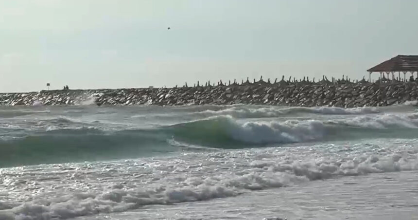 video cod galben de vant si valuri mari pe litoral turistii nu au voie sa intre in apa 68945e55934f1