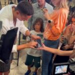 video copiii au facut coada la otopeni ca sa l vada pe david popovici inotatorul a semnat la revenirea in tara tricouri si telefoane 68904a170dbe9